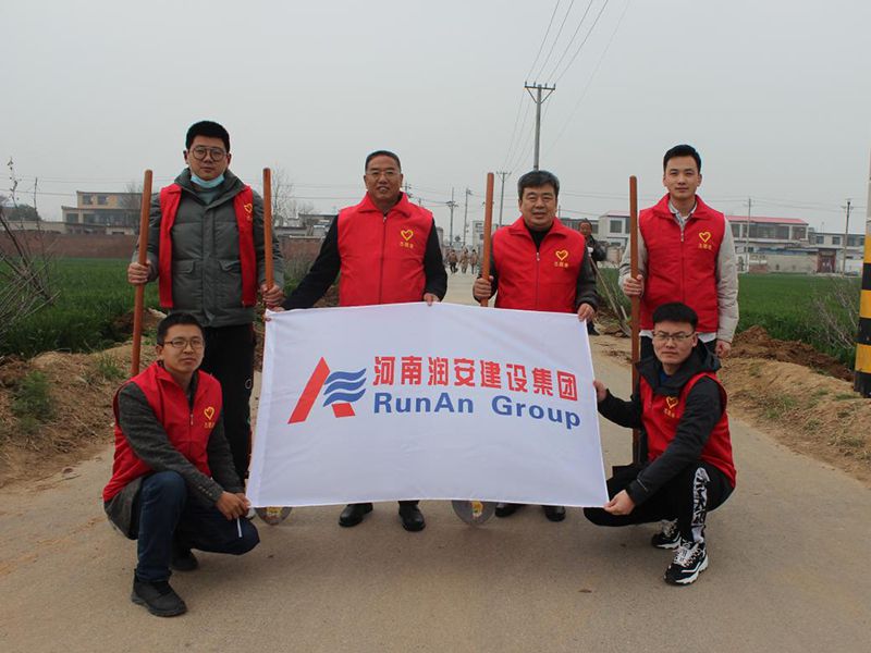 2022年，潤(rùn)安集團(tuán)深入寶蓮寺鎮(zhèn)二十里鋪村，助力人居環(huán)境整治。